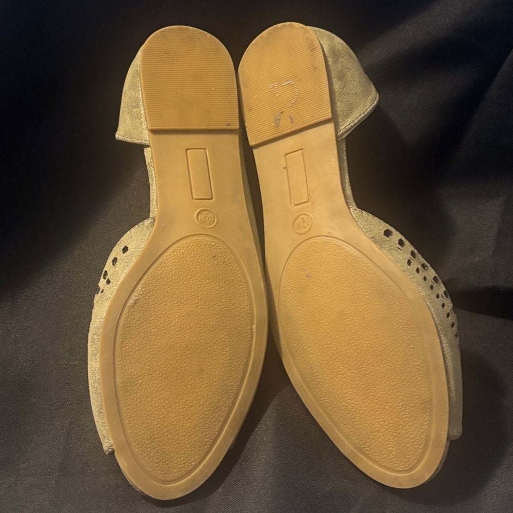 ❤️2/$15or3/$21❤️Nicole Slade Faux Suede /Green Taupe Open Toe Flats, Size 8.5W - Picture 12 of 12